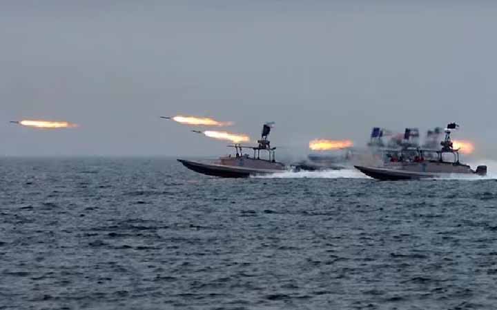 যুক্তরাষ্ট্রের সামরিক জাহাজে ইরানের হামলা, বড় সংঘাতের আশঙ্কা