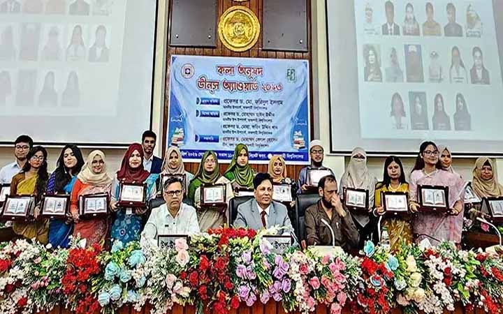 রাবির কলা অনুষদের ১৬ শিক্ষার্থী পেলেন ডিনস অ্যাওয়ার্ড