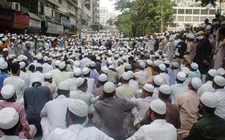 বায়তুল মোকাররম চত্বরে হেফাজতে ইসলামের বিক্ষোভ সমাবেশ চলছে