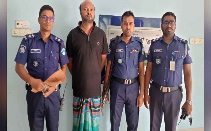 পুলিশের কাছ থেকে ছিনিয়ে নেওয়া আসামির থানায় আত্মসমর্পণ
