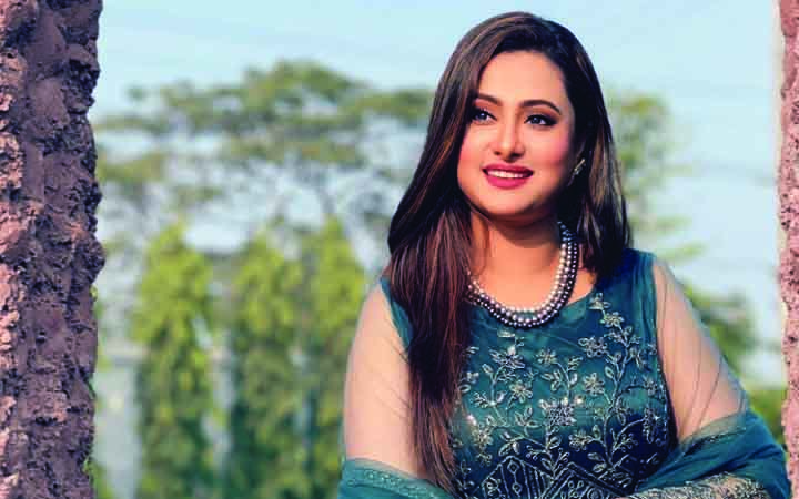 স্রোতের বিপরীতে পূর্ণিমা