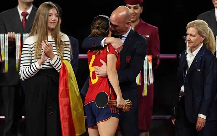 চুমু কাণ্ডে ক্ষমা চাইলেন স্পেন ফুটবল প্রধান