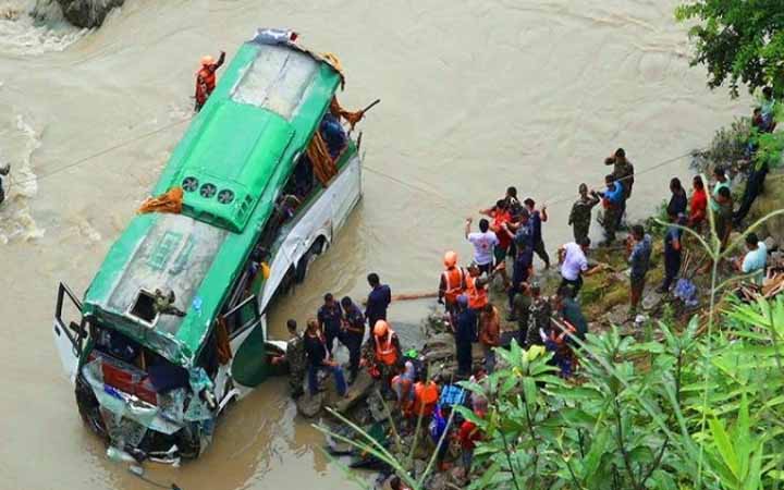 পাহাড় থেকে ছিটকে নদীতে বাস: ৮ জনের মৃত্যু