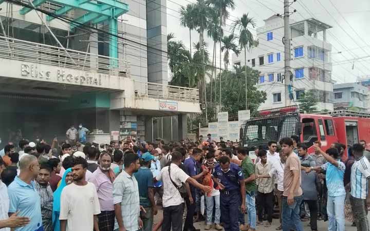 সাতক্ষীরায় প্রাইভেট হাসপাতালে আগুন, উদ্ধারকাজে ফায়ার সার্ভিসের ৪ ইউনিট