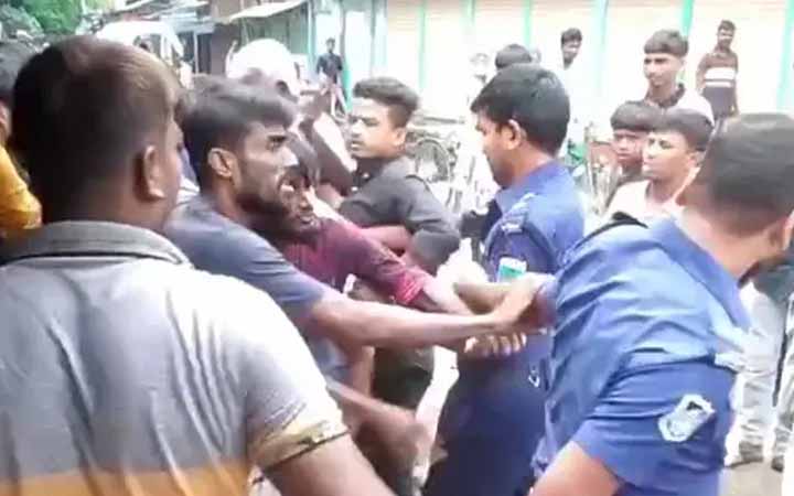 পুলিশের সঙ্গে ধস্তাধস্তি করে যুবলীগ নেতাকে ছিনিয়ে নিল কর্মীরা