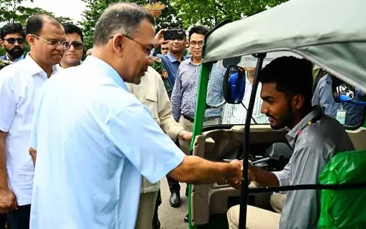 জুলাই যোদ্ধাদের অটোরিকশা-রিকশা উপহার দিলেন প্রধানমন্ত্রী