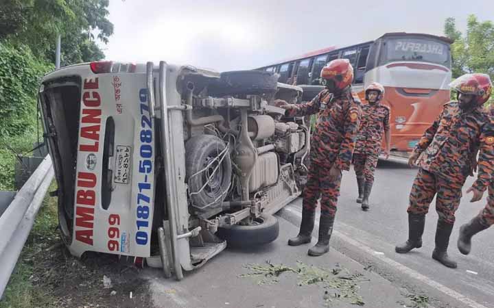 ঢাকা-মাওয়া এক্সপ্রেসওয়েতে অ্যাম্বুলেন্স উল্টে আহত ৪
