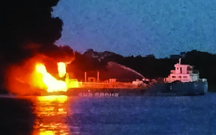 তেলবাহী সেই জাহাজে আবারও বিস্ফোরণ