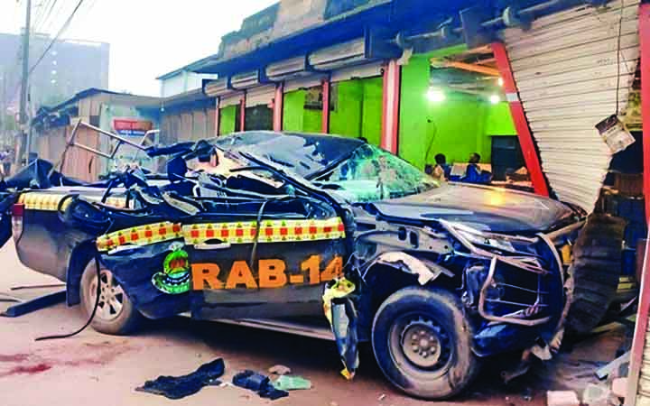 র‌্যাবের গাড়ি নিয়ন্ত্রণ হারিয়ে ফলের দোকানে, আসামিসহ আহত ৬