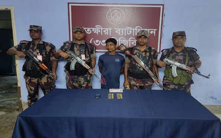 সাতক্ষীরা সীমান্তে ১৪টি স্বর্ণের বারসহ আটক ১