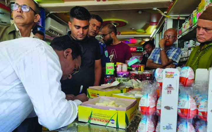 পঁচা মিষ্টি বিক্রির অভিযোগে মধুবনের লাখ টাকা জরিমানা