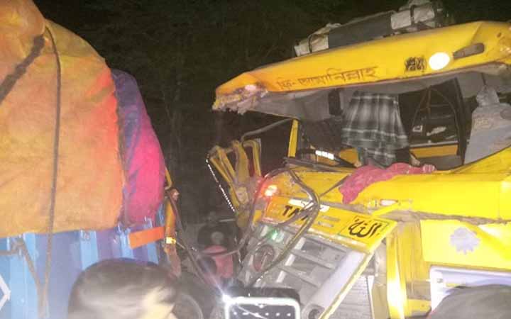 আলমডাঙ্গায় দুই ট্রাকের মুখোমুখি সংঘর্ষে চালক আহত