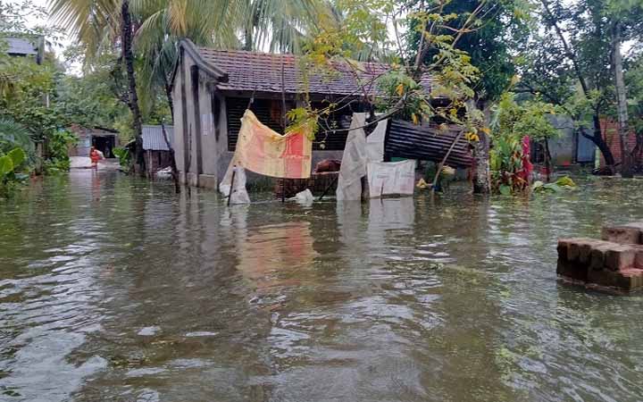 টানা বৃষ্টিতে সাতক্ষীরার বিস্তীর্ণ অঞ্চল প্লাবিত