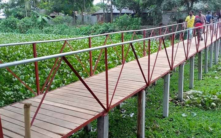 সাঁথিয়ায় গ্রামবাসীর নিজস্ব অর্থায়নে নির্মিত হলো দৃষ্টিনন্দন সেতু
