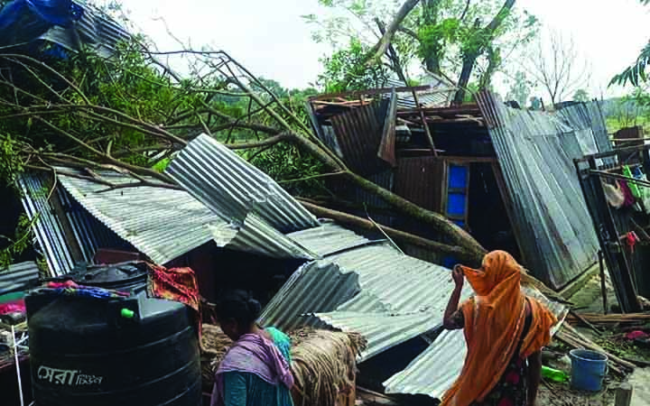ফরিদপুরে তিন মিনিটের ঘূর্ণিঝড়ে লন্ডভন্ড একাধিক গ্রাম