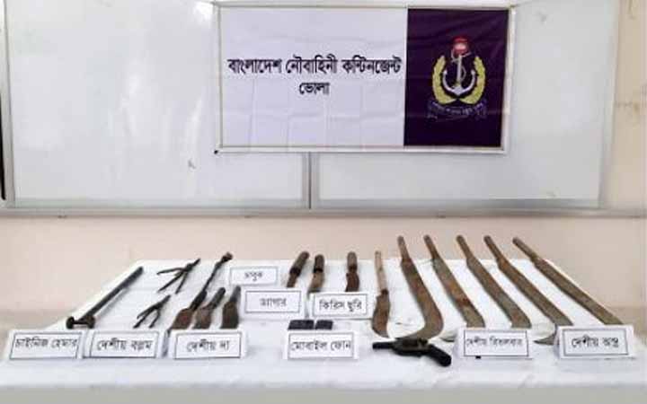 ভোলায় অস্ত্রসহ দুই ডাকাতকে আটক করেছে নৌবাহিনী
