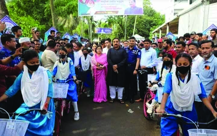 ফেনীতে ২২০ ছাত্রী পেলো নতুন বাইসাইকেল