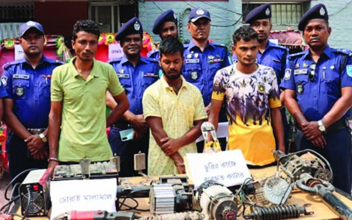 চোরাই অটোরিক্সাসহ ৩ চোর গ্রেফতার