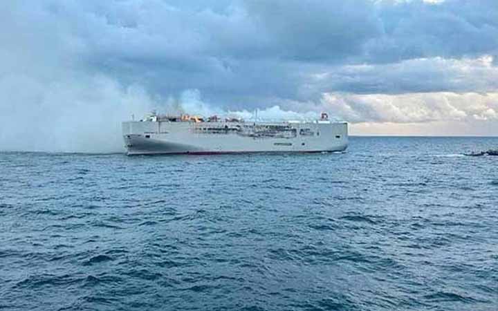 নেদারল্যান্ডস উপকূলে গাড়িবাহী জাহাজে আগুন, নিহত ক্রু