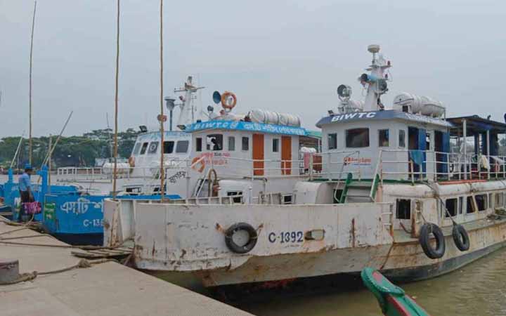 লক্ষ্মীপুর-ভোলা-বরিশাল রুটে ঘূর্ণিঝড় ‘দানা’র প্রভাবে বন্ধ নৌযান চলাচল