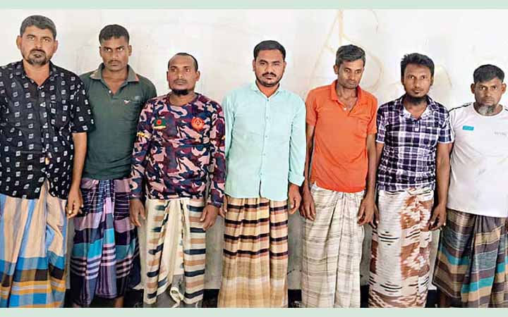 বিএসএফের পুশ-ইনে সহায়তা করায় আটক সাত বাংলাদেশি