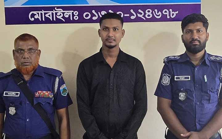 নাটোরের দুই বিদেশিকে হেনস্তার ঘটনায় যুবক গ্রেপ্তার