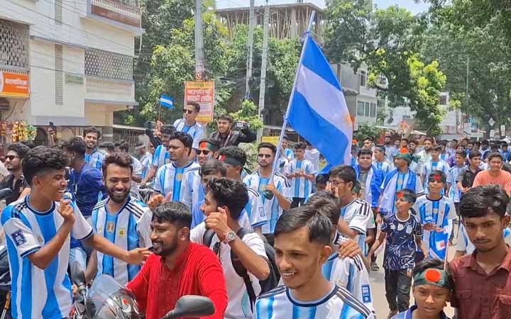 ঝিনাইদহে আর্জেন্টিনা সমর্থকদের শোভাযাত্রা