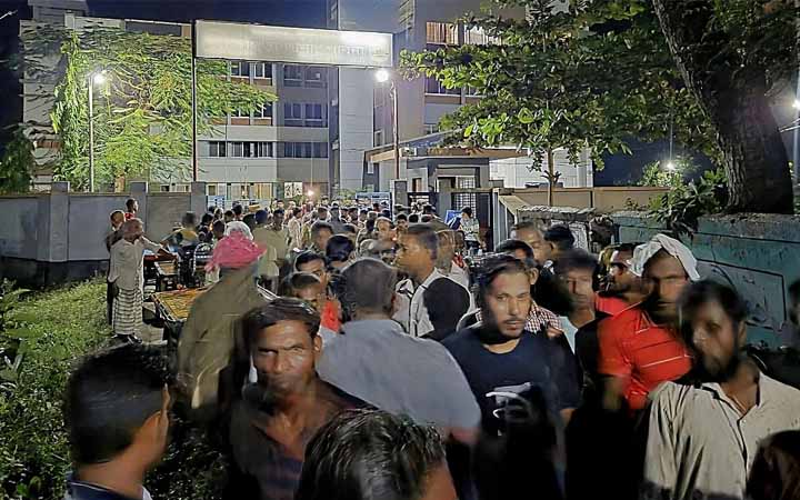 পাবনায় থানা ঘেরাও করে যুবলীগ নেতাকে ছাড়িয়ে নিয়ে গেল গ্রামবাসী