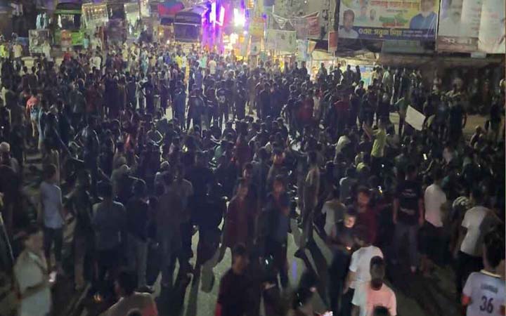 তৃতীয় শক্তির ইন্ধনে মুখোমুখি শিক্ষার্থীরা, মধ্যরাতে ডুয়েটে বিক্ষোভ