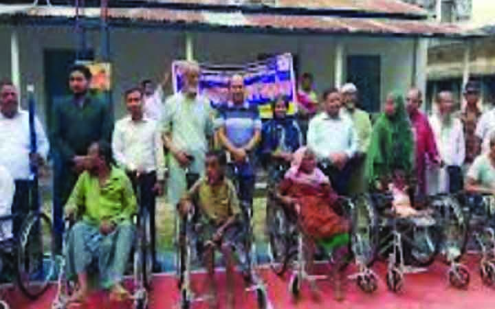 ঠাকুরগাঁওয়ে প্রতিবন্ধীদের মাঝে হুইলচেয়ার বিতরণ
