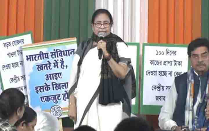 পাওনা টাকা আদায়ে অনশনে মমতা