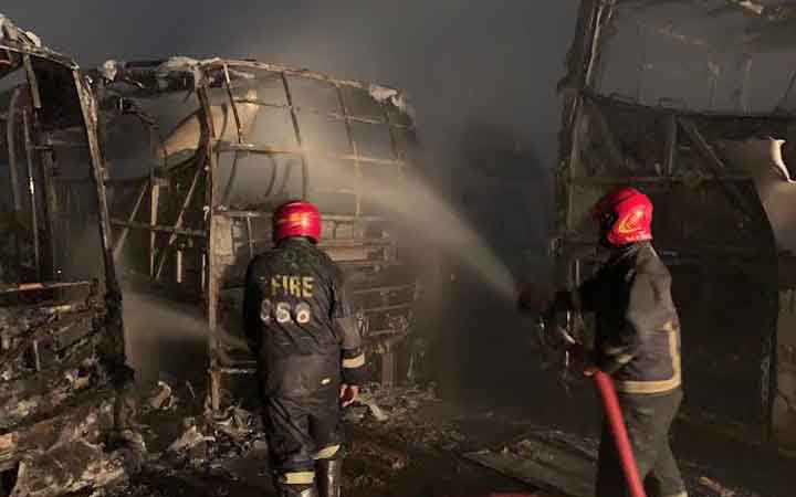 ডেমরায় লন্ডন এক্সপ্রেসের এসি বাসে আগুন