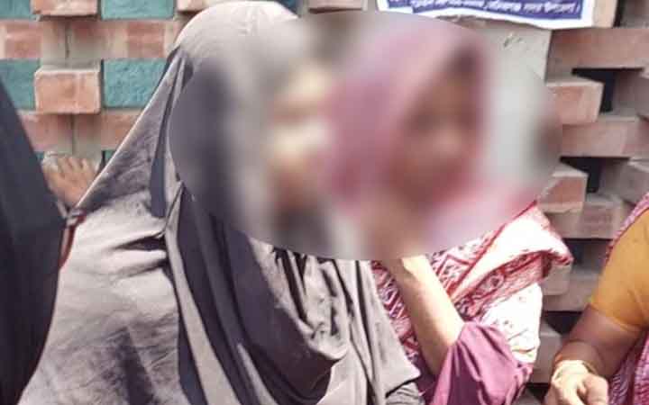 মানিকগঞ্জে ২ নারী ছিনতাইকারী গণধোলাইয়ের স্বীকার