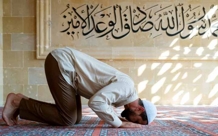 নামাজরত ব্যক্তির সামনে দিয়ে অতিক্রম করার মাসয়ালা