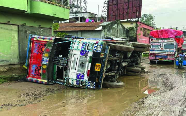হিলি স্থলবন্দরের প্রধান সড়কে ট্রাক উল্টে যাওয়ায়, বন্ধ আমদানি-রফতানি