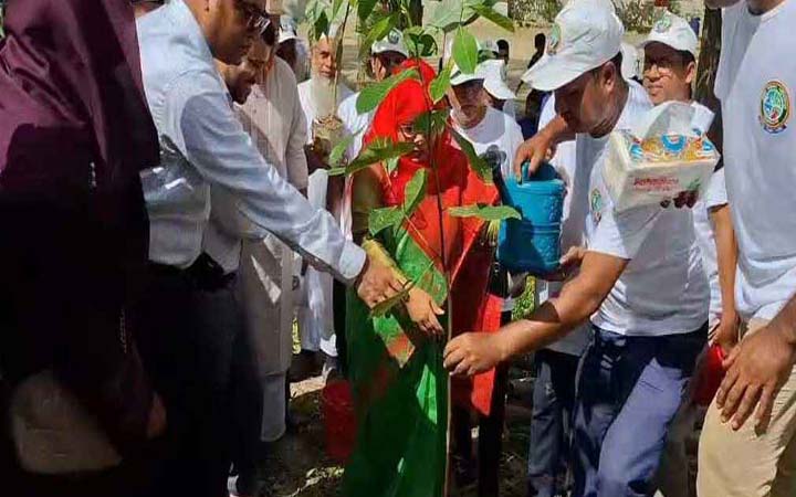 শরীয়তপুরে বৃক্ষরোপণ কর্মসূচির উদ্বোধন করলেন জেলা প্রশাসক