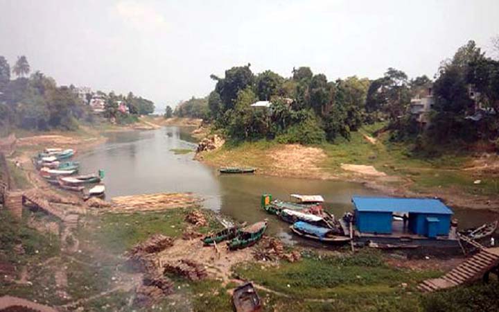 শুকিয়ে গেছে রাঙ্গামাটির কাপ্তাই হ্রদ