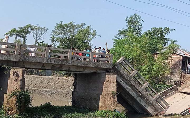 ব্রিজ ভেঙে নদীতে, যান চলাচল বন্ধ