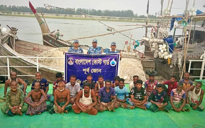 সাগরে ভাসমান ২১ জেলেকে জীবিত উদ্ধার