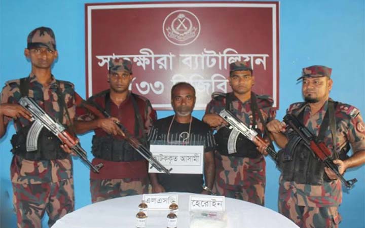 কলারোয়া সীমান্তে এলএসডি ও হিরোইনসহ সাবেক মেম্বার আটক