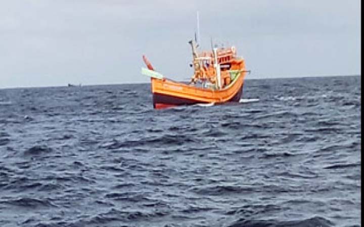 ইঞ্জিন বিকল হয়ে ৩ দিন ধরে ভাসছে ১১ জেলে