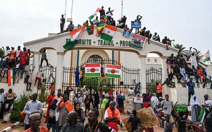 ইকোওয়াসের সম্ভাব্য সামরিক পদক্ষেপের বিরুদ্ধে নাইজারে অভ্যুত্থান সমর্থকদের বিক্ষোভ মিছিল