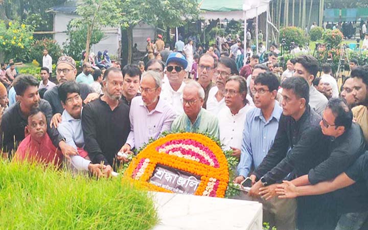 জাতীয় কবির মাজারে বিএনপির শ্রদ্ধা