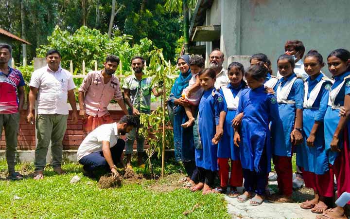 ‘৫’শ প্রতিষ্ঠানে বৃক্ষরোপন করলেন আ.লীগ নেতা পলাশ’