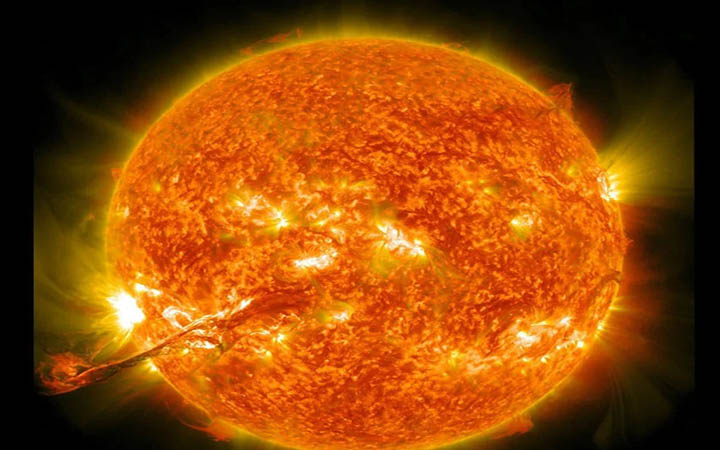 সূর্যতে সৌরঝড়ের আশঙ্কা, স্যাটেলাইট-বিদ্যুৎলাইনে বিপর্যয়ের আশঙ্কা