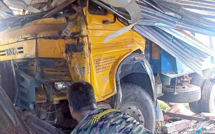 নিয়ন্ত্রণ হারিয়ে ছাত্রাবাসে ঢুকে পড়ল ট্রাক, আহত ১৩