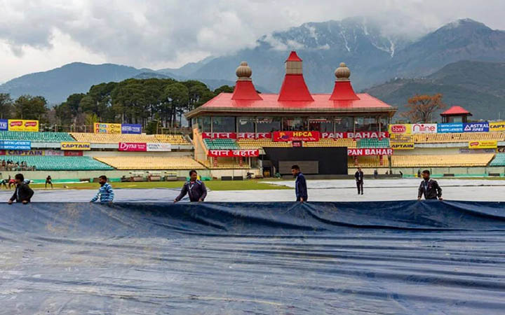 রাতে ধর্মশালায় বৃষ্টি