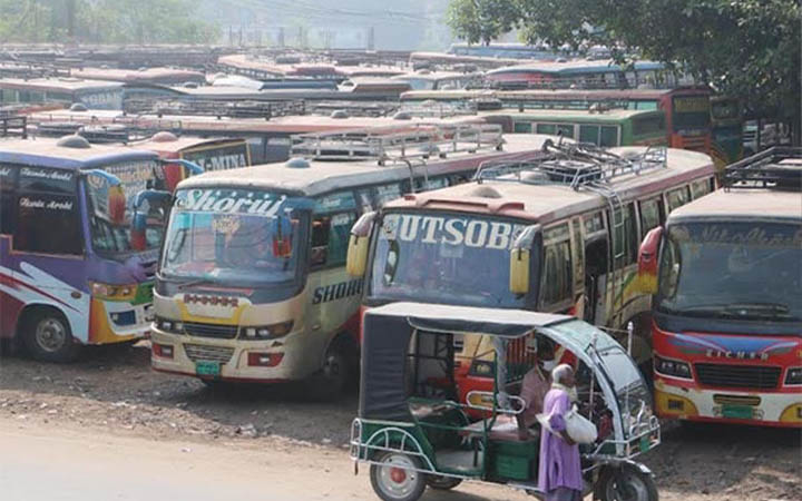 নওগাঁ থেকে ঢাকা-চট্টগ্রাম-সিলেটসহ সকল রুটে বাস চলাচল বন্ধ, ভোগান্তিতে যাত্রীরা