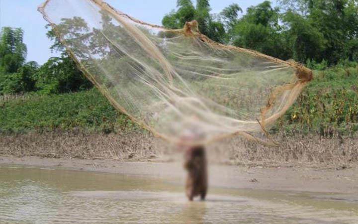 অন্যের মৎস্যঘের থেকে লক্ষাধিক টাকার মাছ ধরে নেওয়ার অভিযোগ