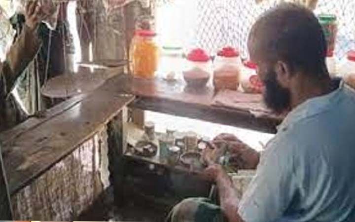 নেই দৃষ্টিশক্তি, ইচ্ছেশক্তিতে মুদি দোকান চালান হারুন